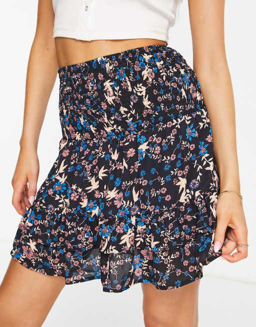JDY – Jen – Gesmokter Rock aus Webstoff in Schwarz mit großem, auffälligem Blumenmuster, 3 von 4