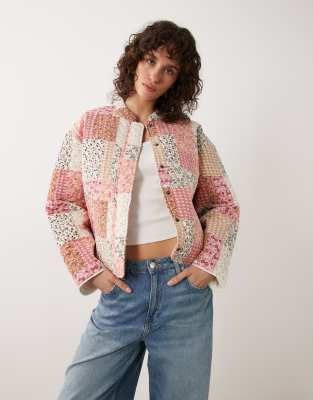 JDY - Kastige Steppjacke mit rosa Paisleymuster