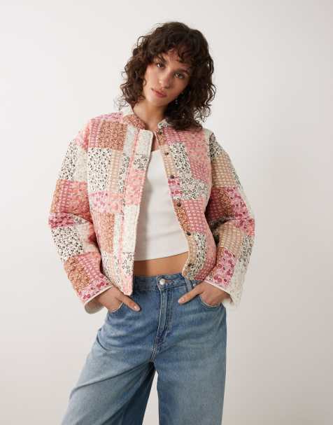JDY – Kastige Steppjacke mit rosa Paisleymuster - view 1