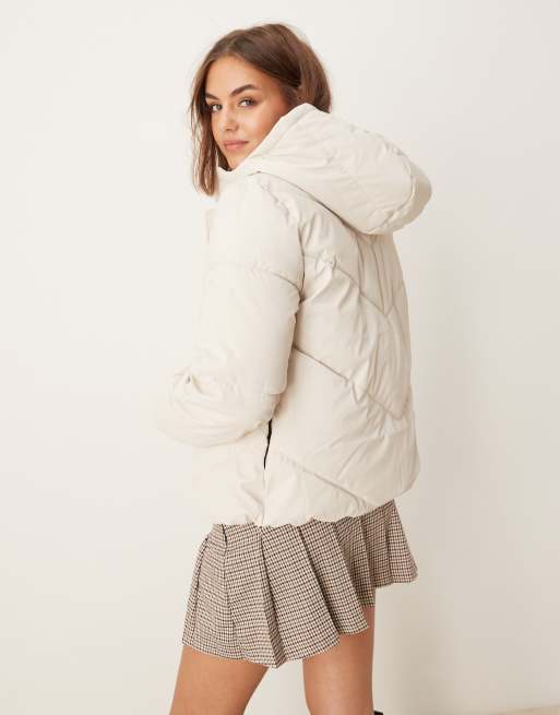 JDY - Kort gewatteerd puffer jack in gebroken wit, 3 van 4