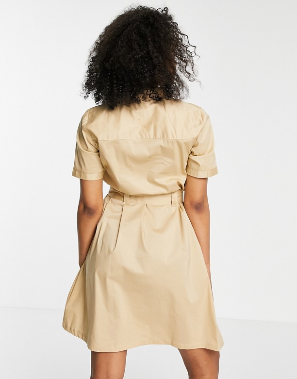  Sprzedaż JDY – Koszulowa sukienka mini z wiązaniem w talii Kamiennobeżowy