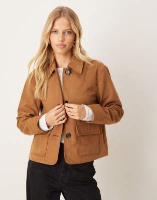 JDY - Kurze Jacke aus Wildlederimitat in Hellbraun mit Taschen-Brown