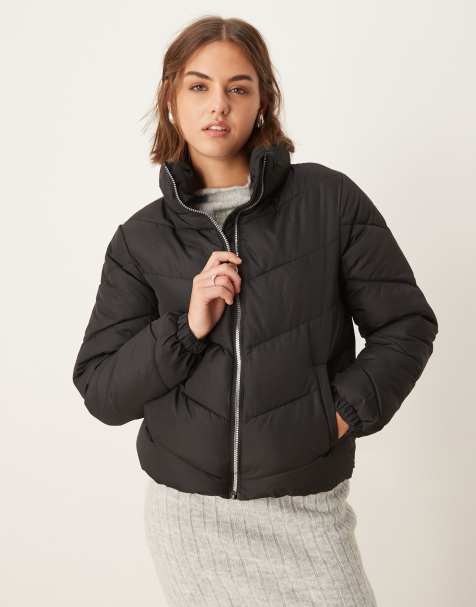 JDY – Kurze wattierte Jacke in Schwarz - view 1
