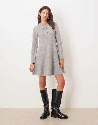 JDY - Kurzes Strickkleid in Grau mit Polokragen