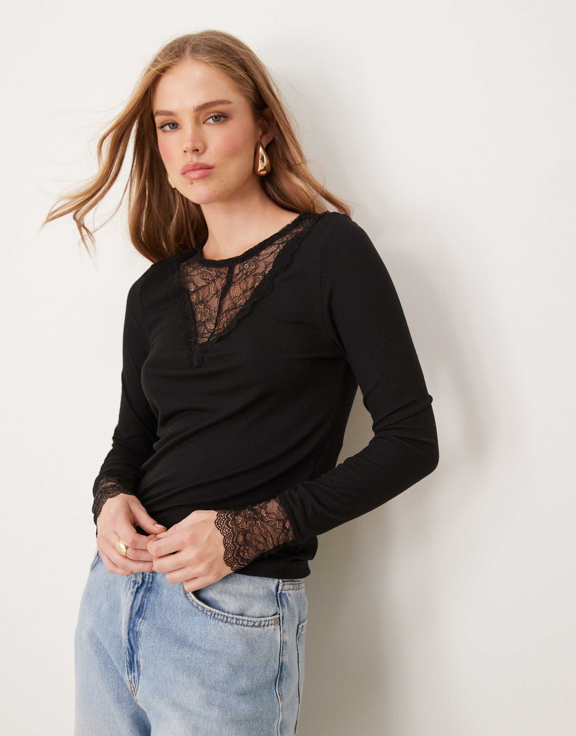 jdy lace trim ribbed top in black