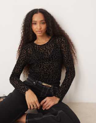 JDY - Langärmliges Oberteil aus Netzstoff in Schwarz mit Leo-Print