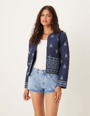 JDY - Leichte Steppjacke mit marineblauem Print