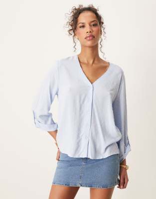 JDY - Locker geschnittene Bluse in Hellblau mit strukturierten Details