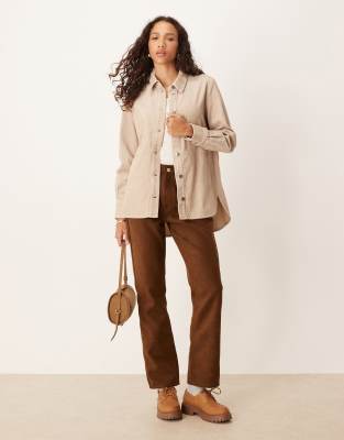 JDY - Locker geschnittene Hemdjacke aus Cord in Creme-Weiß