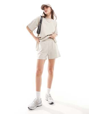 JDY - Locker geschnittene Shorts in Steinbeige, Kombiteil-Neutral