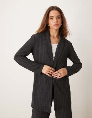 JDY - Longline-Blazer in Dunkelgrau mit Nadelstreifen