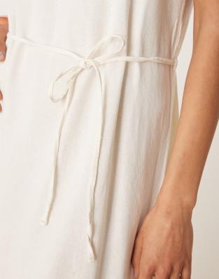 JDY – Maxikleid aus Leinenmix in Weiß mit Bindedetail