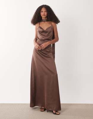 JDY - Maxikleid aus Satin in Braun mit Wasserfallausschnitt, Rückenausschnitt und Schal-Brown