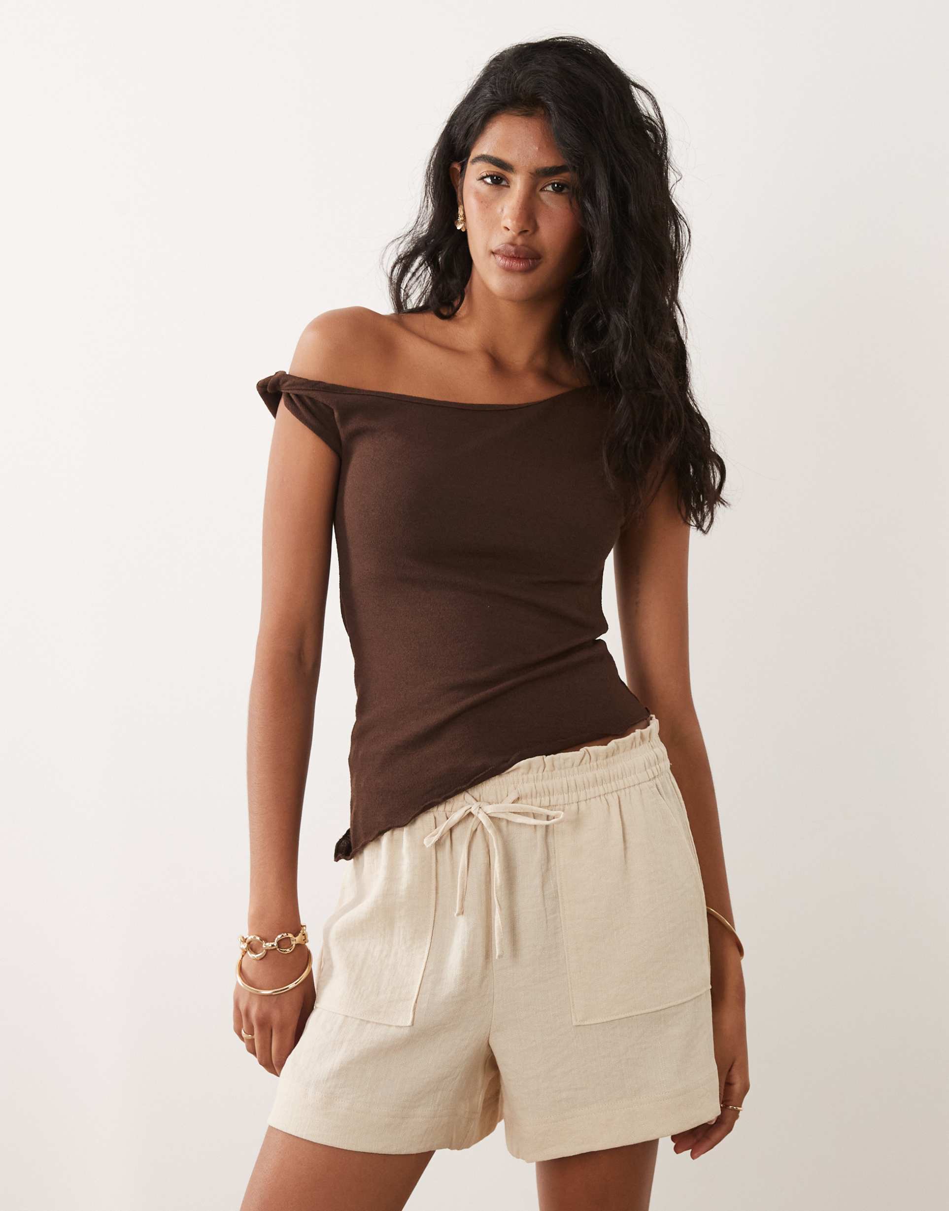 jdy mid waist shorts in beige