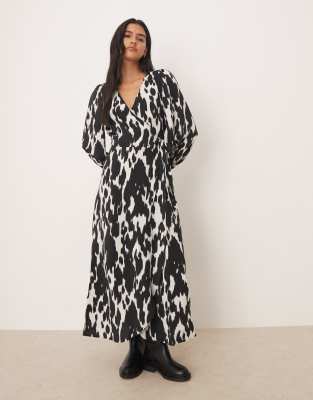 JDY - Midaxi-Wickelkleid mit abstraktem Muster-Weiß