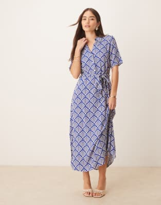 JDY - Midi-Hemdblusenkleid in Blau mit Bindegürtel und Print