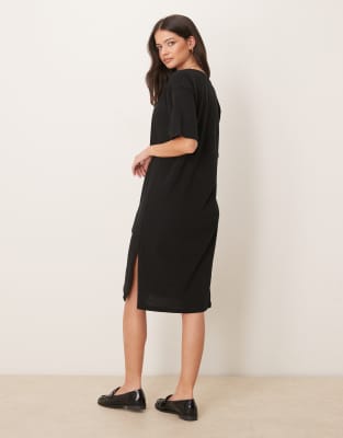 midi t-shirt dress in black