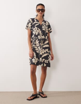 JDY - Minikleid in Schwarz mit V-Ausschnitt, Bindeband in der Taille und Blumenmuster in Cremeweiß