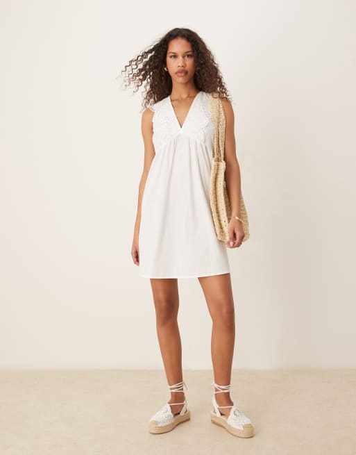 JDY – Minikleid in Weiß mit Lochstickerei-Details