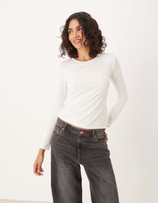 o-neck long sleeve top in white
