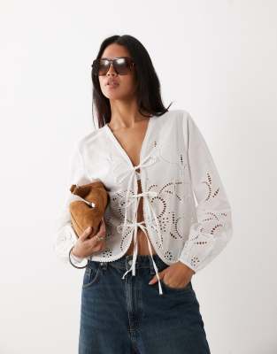 JDY - Oberteil in Weiß mit Häkeldetail, Bindedetail vorn und Spitzenbesatz