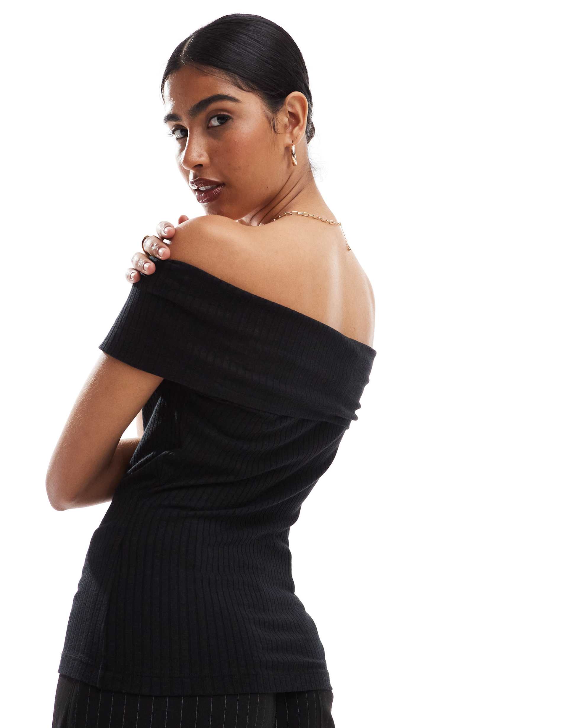 jdy off shoulder top in black