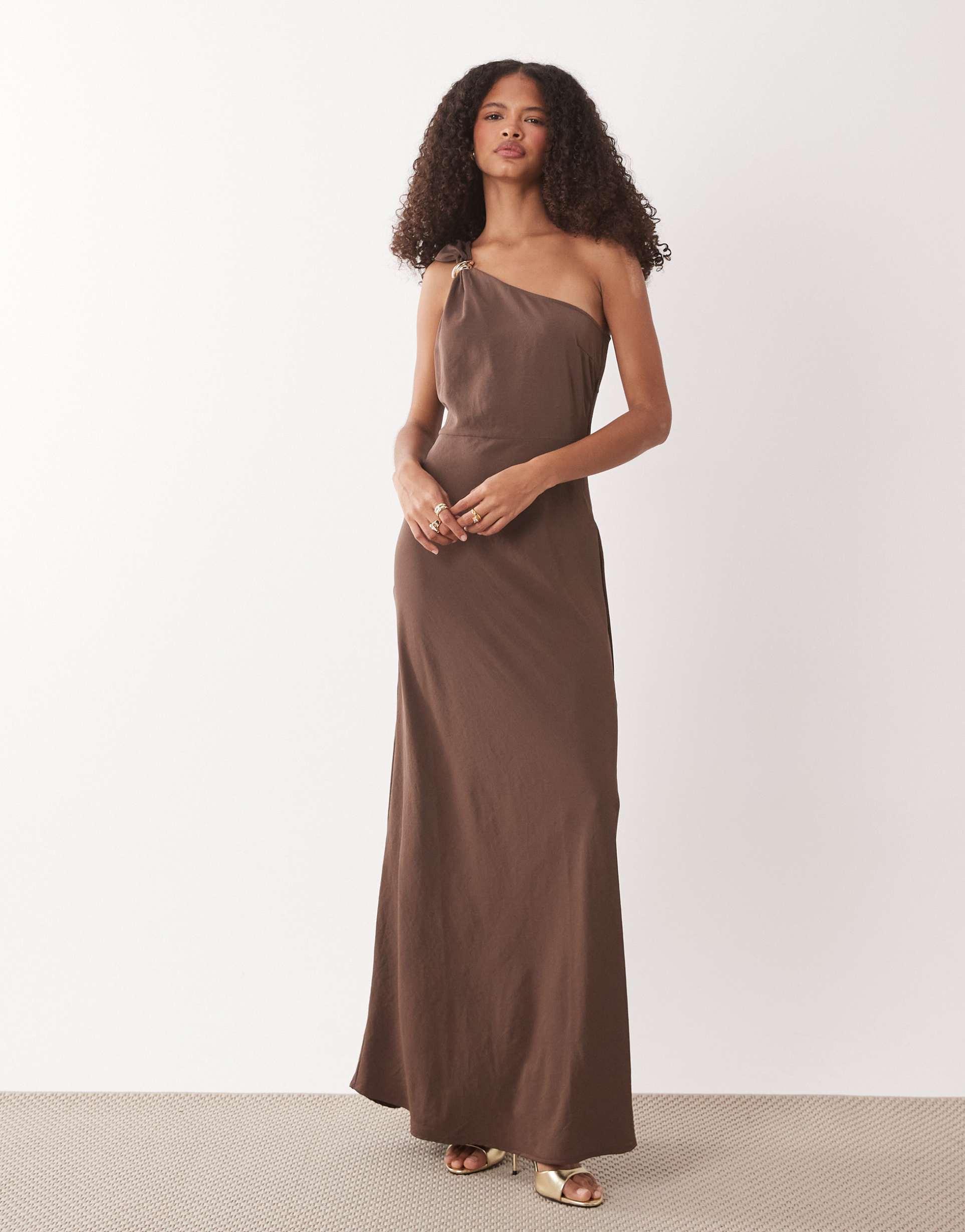 jdy one-shoulder maxi dress with gold trim in brown