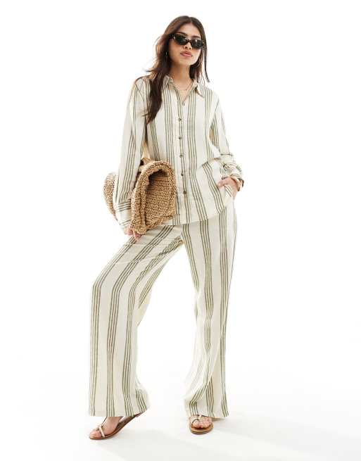 JDY - Pantaloni ampi in misto lino bianchi a righe verde salvia in coordinato