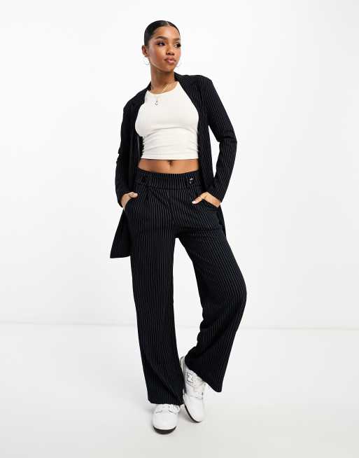 JDY - Pantaloni dad fit a fondo ampio blu navy a righe con bottoni in coordinato