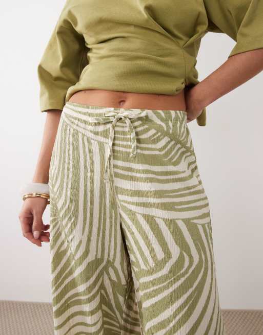 JDY - Petite - Broek met elastische taille en abstracte print in saliegroen, 5 van 5