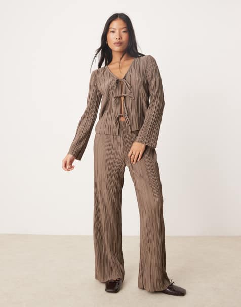 JDY - Petite - Co-ord set van plissé met gestrikte voorkant in bruin - view 1