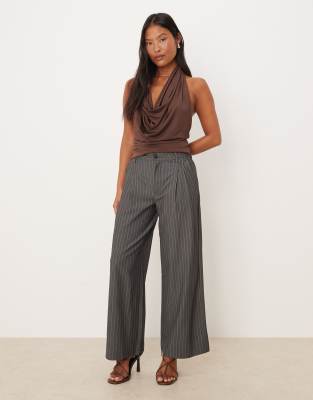 JDY Petite - Elegante Hose in Grau mit Nadelstreifen und weitem Bein