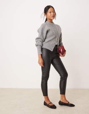 JDY Petite high waisted faux leather trousers in black φωτογραφία