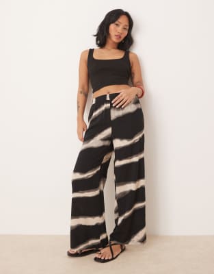 JDY Petite - Hose in Schwarz mit abstraktem Muster und weitem Bein