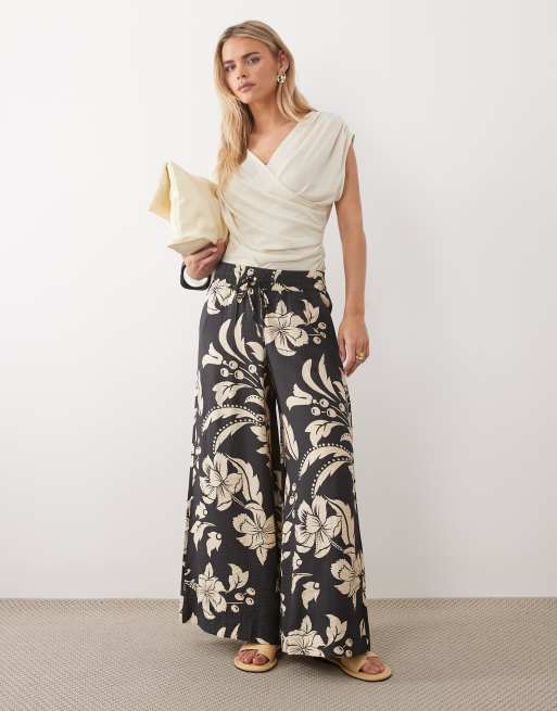 JDY Petite – Hose in Schwarz mit weitem Bein und cremeweißem Blumenmuster, 5 von 5