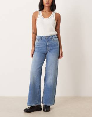 JDY Petite - Jeans aus Denim in mittelblauer Waschung mit weitem Bein und hohem Bund