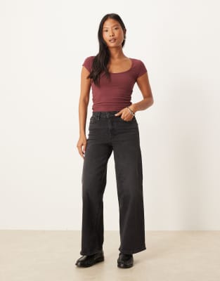 JDY Petite - Jeans aus Denim in Schwarz mit weitem Bein und hohem Bund