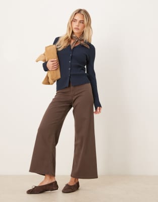 JDY Petite - Jeans in Braun mit hohem Bund und weitem Bein-Brown
