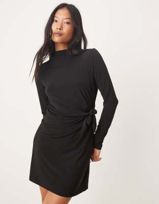 JDY Petite - Kleid in Schwarz mit geknoteter Vorderseite