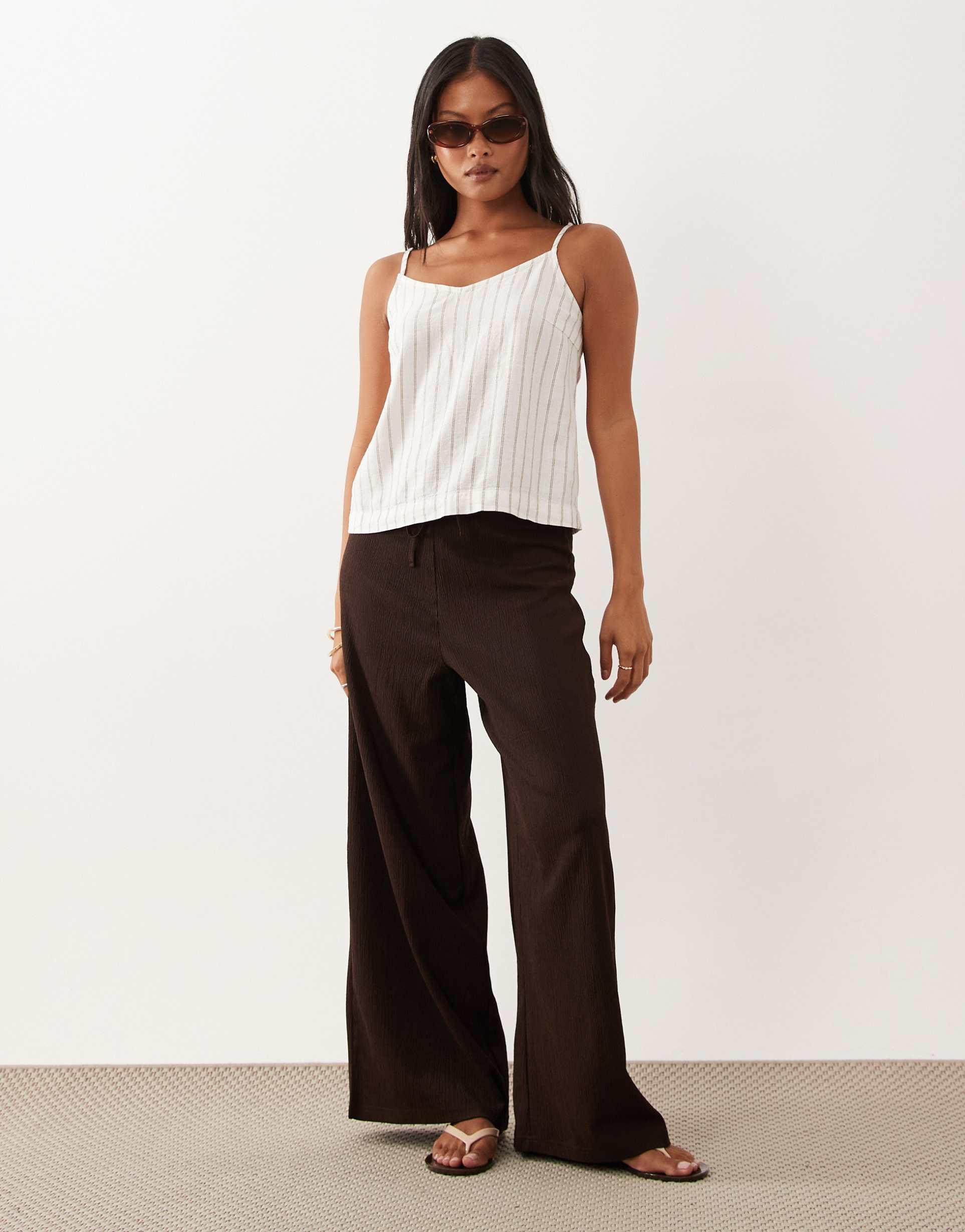 jdy petite loose fit textured pants in chocolate brown
