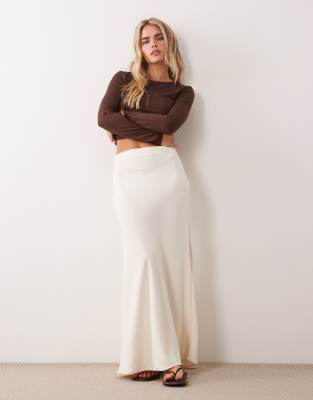 JDY Petite - Maxirock aus Satin in Cremeweiß mit A-Linien-Schnitt