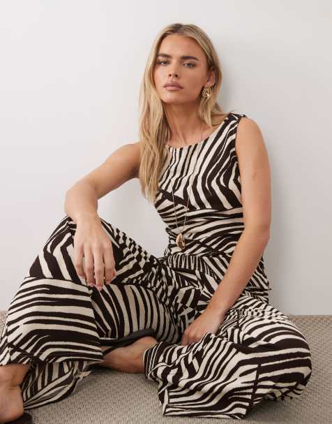 JDY - Petite - Mouwloze top met abstracte print in bruin, deel van co-ord set - view 1