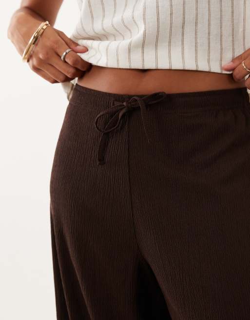 JDY Petite - Pantalones marrón chocolate de corte suelto de tejido texturizado, 4 de 5