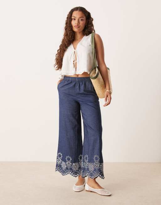 JDY Petite - Pantaloni corti lavaggio blu medio con dettaglio ricamato 