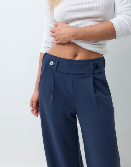 JDY Petite pantaloni dad a gamba larga con dettagli a bottoni in blu navy, 5 di 5