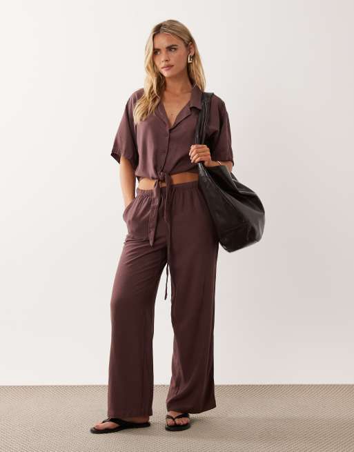 JDY Petite - Coordinato in misto lino bordeaux con camicia allacciata sul davanti e pantaloni dritti, 2 di 3