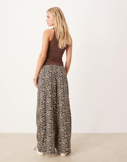 JDY Petite - Pantaloni testurizzati a fondo ampio con stampa leopardata, 4 di 5