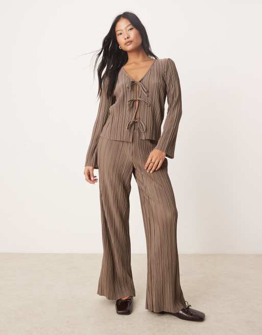 JDY - Petite - Plissé broek met wijde pijpen in bruin, deel van co-ord set