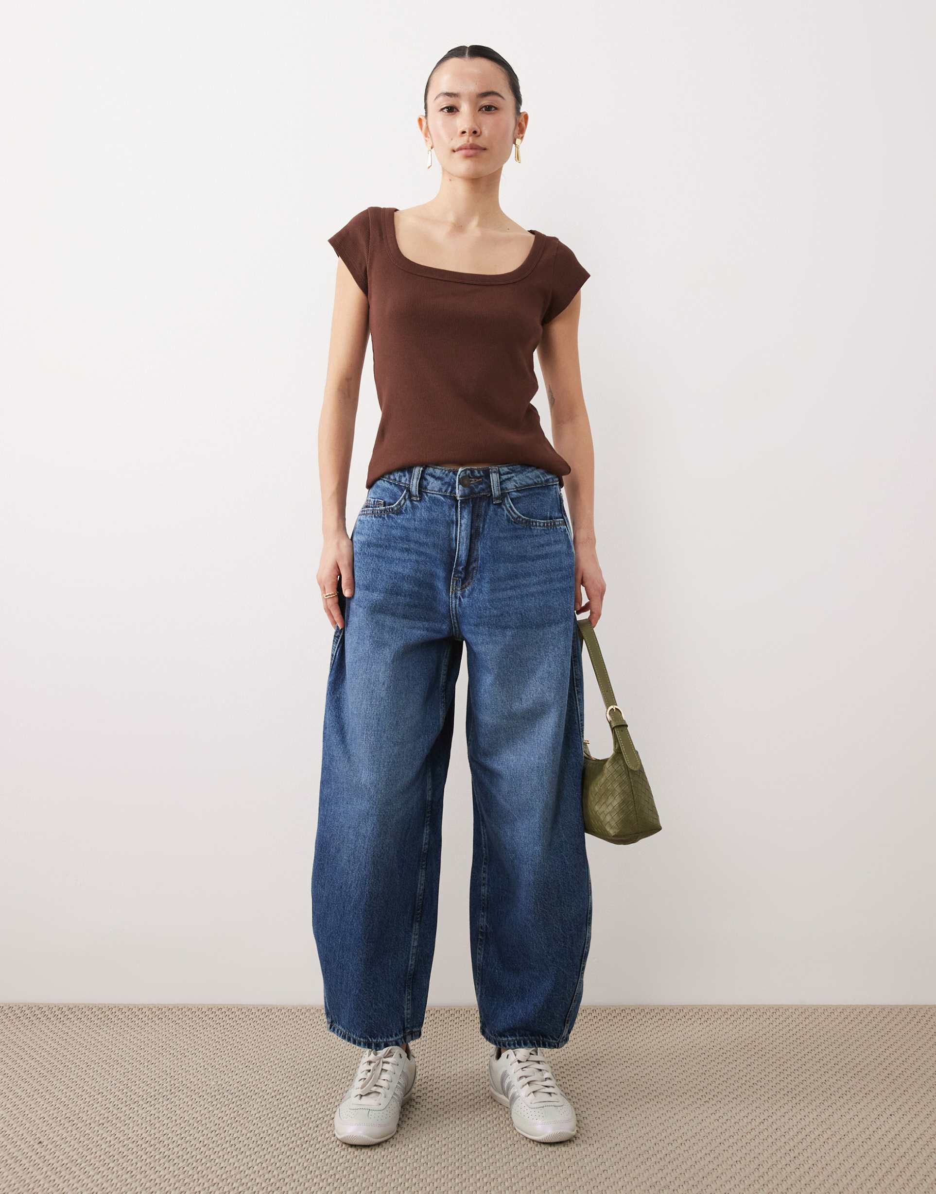 jdy petite susie mid waist barrel leg jeans in mid blue