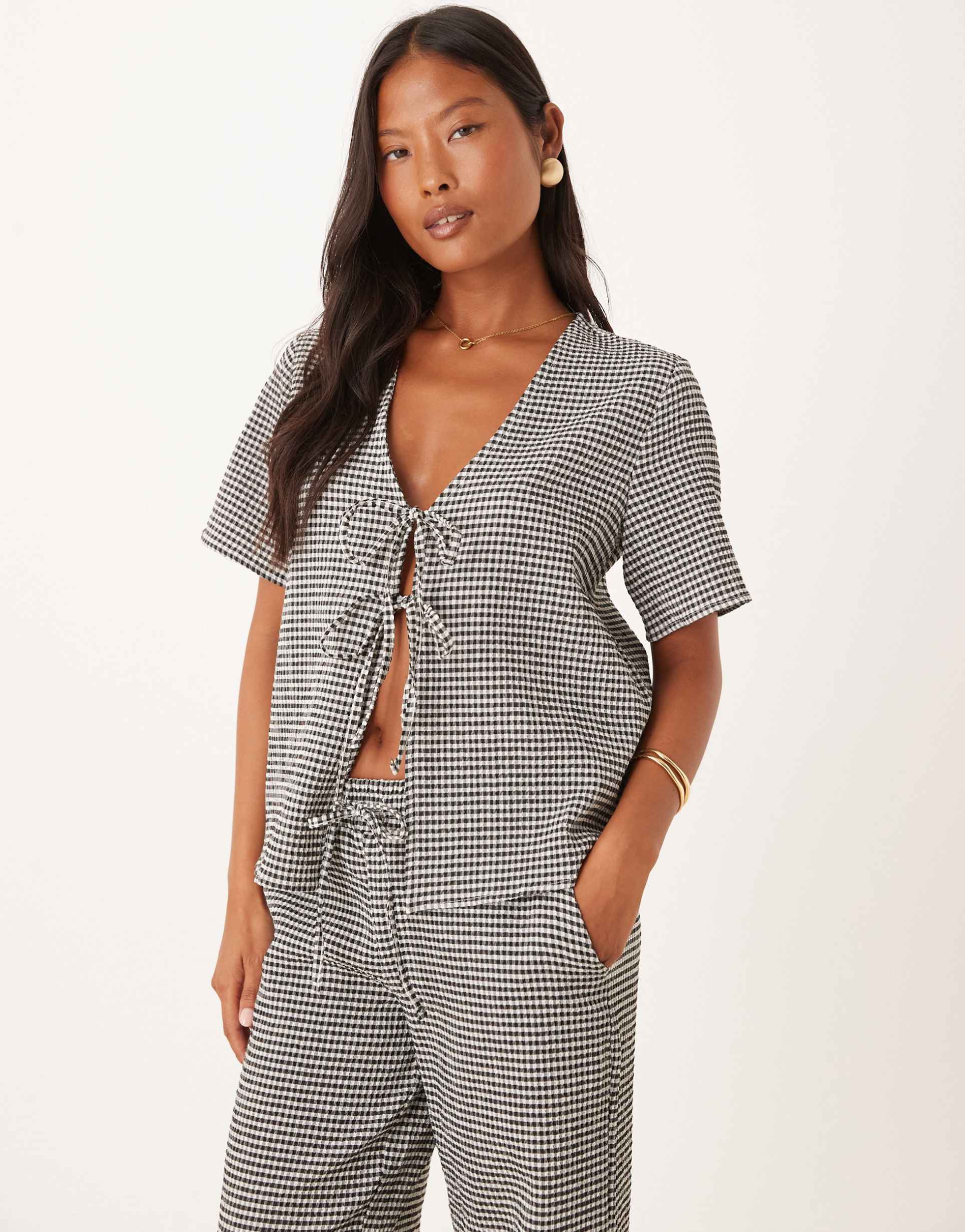 jdy petite tie front seersucker top in black gingham - part of a set